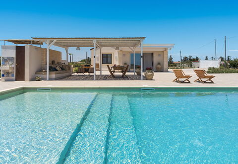 Villa Paolina: Vand, Himmel, Svømmepøl, Azure, Plante, Skygge, Udendørs Møbler, Fritid, Kompositmateriale, Ejendom