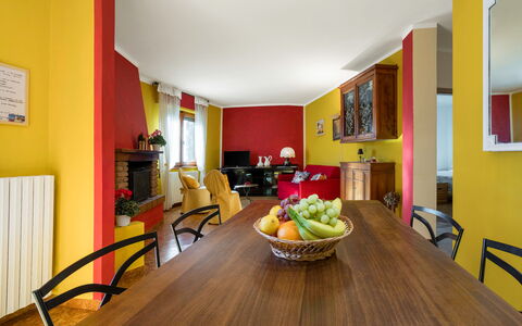 Bellavista Tuscany Apartment Panoramic Terrace: Bord, Møbel, Ejendom, Mad, Stol, Bordservice, Træ, Indretning, Gulvbelægning, Etage