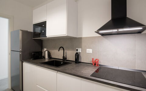 Welcome Rome: Countertop, Cabinetry, Køkkenvask, Tap, Håndvask, Ejendom, Køkken, Komfur, Indretning, Træ