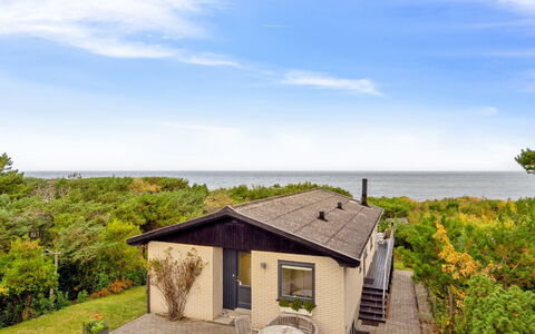 Kaleva - 100M from the Sea: Møbel, Indretning, Gulvbelægning, Etage, Loft, Værelse, Stol, Bord, Lejlighed, Køkken & Spisebord