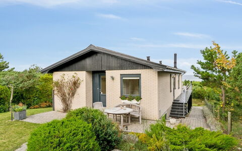 Kaleva - 100M from the Sea: Møbel, Indretning, Gulvbelægning, Etage, Loft, Værelse, Stol, Bord, Lejlighed, Køkken & Spisebord