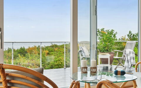 Kaleva - 100M from the Sea: Møbel, Indretning, Gulvbelægning, Etage, Loft, Værelse, Stol, Bord, Lejlighed, Køkken & Spisebord