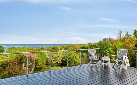 Kaleva - 100M from the Sea: Møbel, Indretning, Gulvbelægning, Etage, Loft, Værelse, Stol, Bord, Lejlighed, Køkken & Spisebord