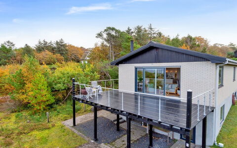 Kaleva - 100M from the Sea: Møbel, Indretning, Gulvbelægning, Etage, Loft, Værelse, Stol, Bord, Lejlighed, Køkken & Spisebord