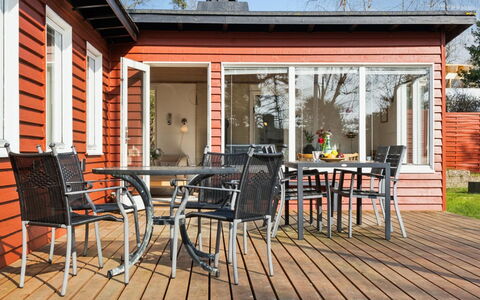 Salka - 200M to the Fjord: Møbel, Indretning, Gulvbelægning, Etage, Loft, Værelse, Stol, Bord, Lejlighed, Køkken & Spisebord
