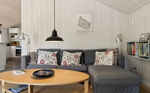 Aimo - 300M from the Sea: Møbel, Indretning, Gulvbelægning, Træ, Loft, Etage, Couch, Stue, Værelse, Lysarmatur
