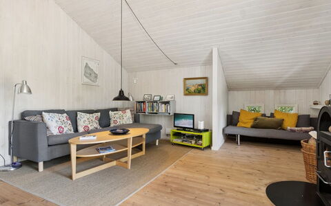 Aimo - 300M from the Sea: Gulvbelægning, Indretning, Træ, Etage, Møbel, Loft, Værelse, Couch, Stue, Trægulve