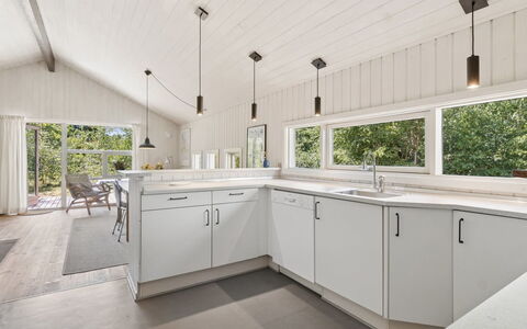 Aimo - 300M from the Sea: Køkken, Countertop, Gulvbelægning, Indretning, Træ, Loft, Etage, Håndvask, Cabinetry, Lysarmatur
