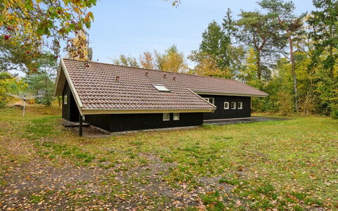 Aimo - 300M from the Sea: Møbel, Indretning, Lejlighed, Gulvbelægning, Etage, Bord, Stol, Værelse, Hjem, Køkken & Spisebord