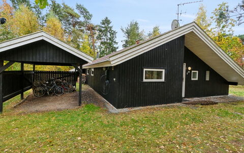 Aimo - 300M from the Sea: Møbel, Indretning, Lejlighed, Gulvbelægning, Etage, Bord, Stol, Værelse, Hjem, Køkken & Spisebord