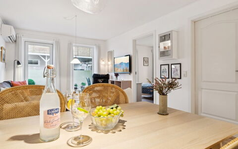 Franca - 75M from the Sea: Træ, Møbel, Lejlighed, Værelse, Loft, Bejdse, Stol, Hårdttræ, Klarlak, Tømmer