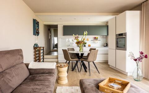 Melaiolo Modern Apartment With Pool, Montaione, To: Møbel, Indretning, Gulvbelægning, Etage, Couch, Væg, Værelse, Stol, Bord, Stue