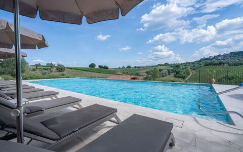 Melaiolo Modern Apartment With Pool, Montaione, To: Vand, Himmel, Ejendom, Sky, Møbel, Svømmepøl, Azure, Bygning, Udendørs Møbler, Liggestol