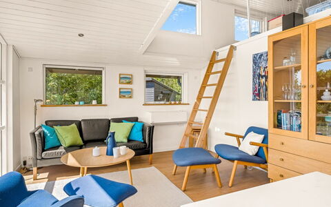 Veetrikki - 350M from the Sea: Møbel, Indretning, Gulvbelægning, Etage, Træ, Loft, Trægulve, Værelse, Couch, Stue