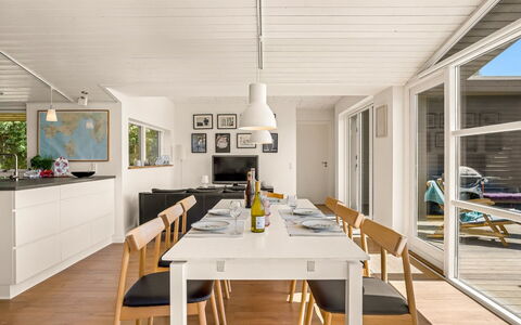 Veetrikki - 350M from the Sea: Møbel, Gulvbelægning, Indretning, Etage, Træ, Trægulve, Loft, Køkken & Spisebord, Spisestue, Bord