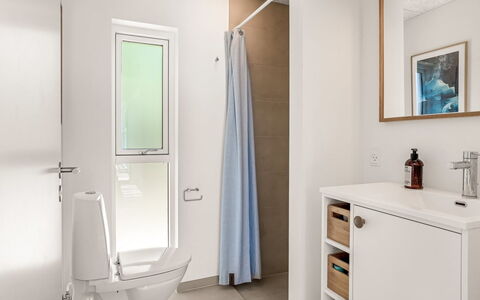 Veetrikki - 350M from the Sea: Indretning, Gulvbelægning, Etage, Sanitærarmatur, Væg, Badeværelse, Toilet, Badeværelsesvask, Håndvask, Badeværelsesskab