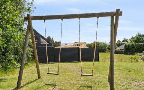 Veetrikki - 350M from the Sea: Svinge, Træ, Legepladsudstyr, Land Lot, Almindeligt, Legeplads, Skygge, Parkere, Have, Lawn