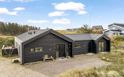 Thorfin - 300M from the Sea: Møbel, Indretning, Lejlighed, Gulvbelægning, Etage, Bord, Stol, Værelse, Hjem, Køkken & Spisebord