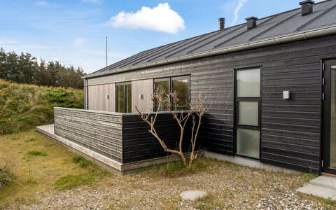 Thorfin - 300M from the Sea: Møbel, Indretning, Lejlighed, Gulvbelægning, Etage, Bord, Stol, Værelse, Hjem, Køkken & Spisebord