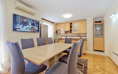 Lille: Udendørs Møbler, Busk, Hus, Udendørs Bord, Møbel, Hjem, Have, Lawn, Backyard, Estate