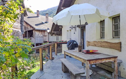 Zumoberhaus: Bord, Bygning, Plante, Vindue, Paraply, Udendørs Bench, Udendørs Bord, Udendørs Møbler, Træ, Himmel