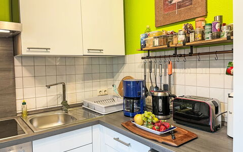 Lenzer Höh: Køkken Apparat, Køkken, Countertop, Større Bandage, Køkkenvask, Indretning, Møbel, Cabinetry, Husholdningsapparat, Lille Apparat