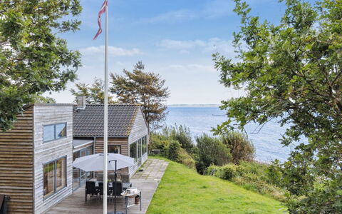 Alfhild - 30M from the Sea: Køkken, Countertop, Køkken Apparat, Gulvbelægning, Cabinetry, Indretning, Større Bandage, Etage, Hjem, Møbel