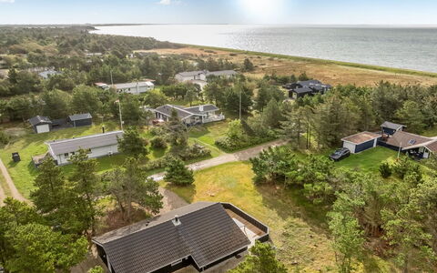 Skrollan - 200M to the Fjord: Tag, Hus, Hjem, Sommerhus, Dør, Sidespor, Dæk, Veranda, Planke, Hårdttræ