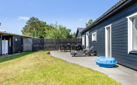 Hermanni - from the Sea: Møbel, Indretning, Gulvbelægning, Etage, Loft, Værelse, Stol, Bord, Lejlighed, Køkken & Spisebord
