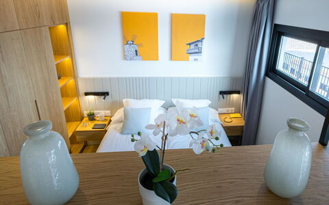 Los Canarios 527: Bord, Møbel, Ejendom, Bygning, Couch, Belysning, Textile, Stue, Indretning, Gul