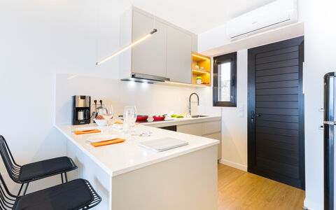 Los Canarios 527: Cabinetry, Møbel, Bygning, Countertop, Stol, Køkken, Orange, Indretning, Køkken Apparat, Hus