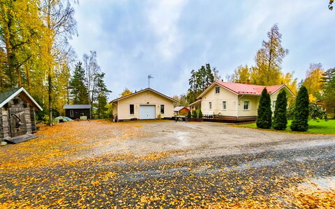 Tyttelsson: Træ, Sommerhus, Hjem, Bjælkehytte, Tømmer, Sidespor, Hårdttræ, Naturmateriale, Garden Bygninger, Hytte