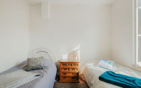La Pionnière: Møbel, Ejendom, Komfort, Vindue, Azure, Træ, Textile, Indretning, Bed Frame, Etage