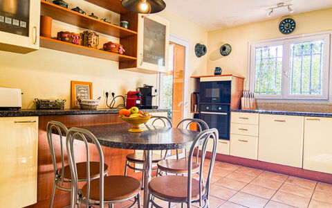Villa Hestia: Møbel, Cabinetry, Bord, Countertop, Stol, Træ, Køkken, Indretning, Gulvbelægning, Etage