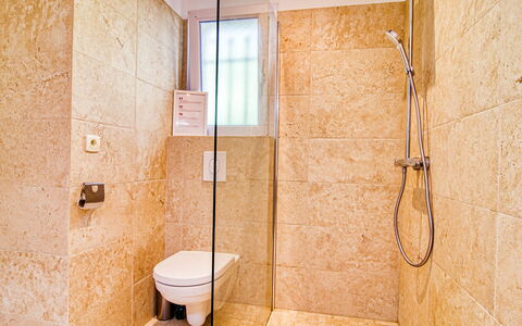 Villa Hestia: Brun, Ejendom, Sanitærarmatur, Badeværelse, Toilet, Brusehoved, Indretning, Bygning, Etage