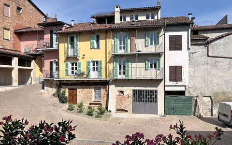 Castagnole Monferrato 200: Bygning, Væg, Vindue, Boligområde, Kvarter, Facade, Hus, Stad, Hjem, Altan