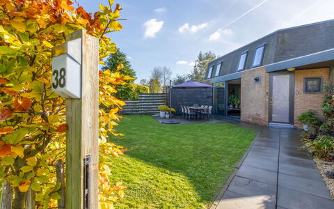 Solipi: Boligområde, Hjem, Busk, Land Lot, Tag, Have, Sommerhus, Estate, Landscaping, Lawn