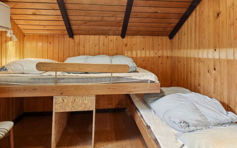 Amila - 30Km from the Sea: Træ, Soveværelse, Seng, Etage, Gulvbelægning, Møbel, Loft, Indretning, Sengetøj, Hårdttræ