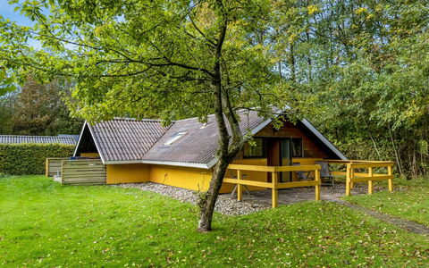 Amila - 30Km from the Sea: Sommerhus, Lawn, Have, Garden Bygninger, Skygge, Skur, Stuehus, Gård, Bjælkehytte, Backyard