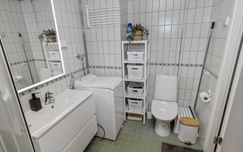 Karhunvartijanmaja D4: Gulvbelægning, Sanitærarmatur, Etage, Toiletbræt, Toilet, Indretning, Vvs, Badeværelse, Håndvask, Værelse