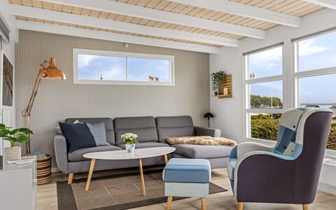 Filomena - 300M from the Sea: Møbel, Indretning, Gulvbelægning, Etage, Træ, Couch, Stue, Stol, Hjem, Bord
