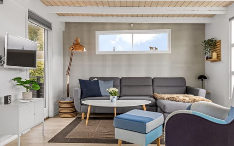 Filomena - 300M from the Sea: Møbel, Indretning, Gulvbelægning, Couch, Væg, Etage, Stue, Træ, Hjem, Værelse