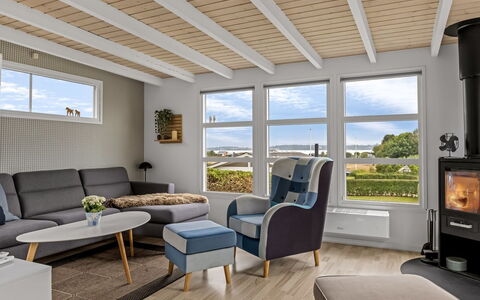 Filomena - 300M from the Sea: Møbel, Indretning, Gulvbelægning, Etage, Træ, Loft, Værelse, Stol, Couch, Stue