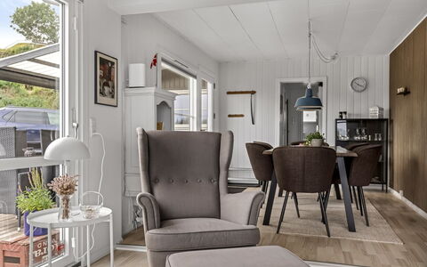 Filomena - 300M from the Sea: Møbel, Indretning, Gulvbelægning, Stol, Etage, Træ, Stue, Bord, Værelse, Hjem