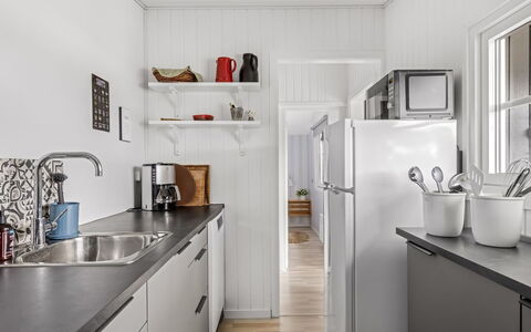 Filomena - 300M from the Sea: Køkken, Køkken Apparat, Større Bandage, Countertop, Træ, Gulvbelægning, Indretning, Cabinetry, Køleskab, Husholdningsapparat