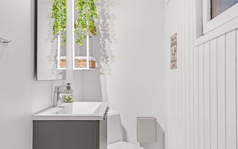 Filomena - 300M from the Sea: Sanitærarmatur, Indretning, Badeværelse, Håndvask, Blomsterkrukke, Badeværelsesvask, Tap, Toilet, Gulvbelægning, Vvs