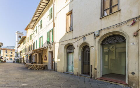 Lounge Flat Camaiore, Wifi, Versilia Coast: Vindue, Bygning, Dør, Himmel, Gyde, Vej, Ejendom, Facade, City