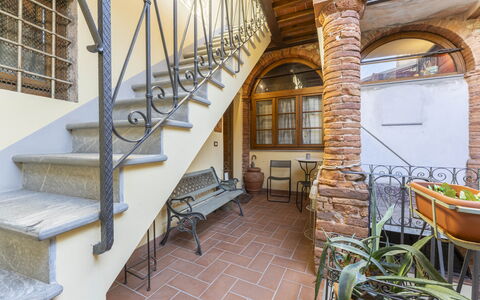 Lounge Flat Camaiore, Wifi, Versilia Coast: Ejendom, Møbel, Vindue, Bygning, Træ, Indretning, Stol, Trappe, Etage, Couch