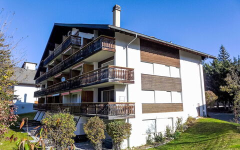 La Verdure Est N°22: Plante, Himmel, Bygning, Vindue, Træ, Land Lot, Hus, Sommerhus, Urban Design