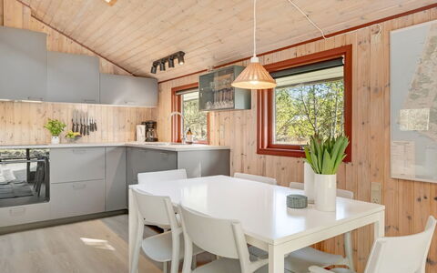 Regine - 1.1Km to the Fjord: Møbel, Udendørs Møbler, Bordservice, Bord, Drinkware, Stol, Udendørs Bord, Mad, Flaske